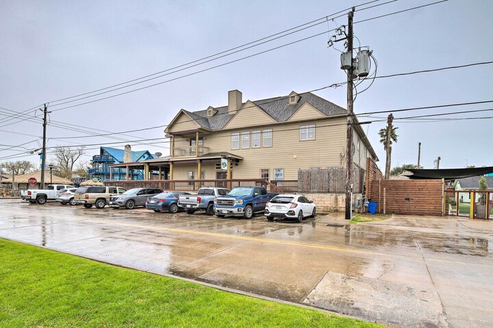 Apt w / Balconies - Steps to Kemah Boardwalk!