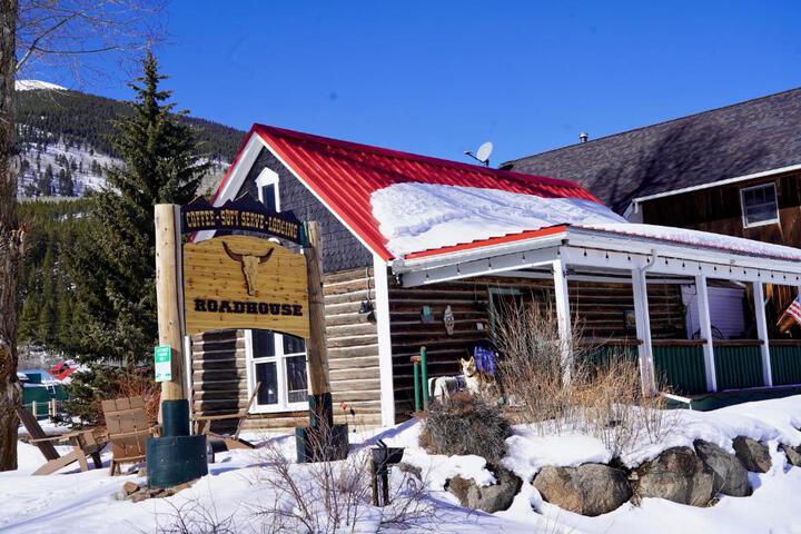 Roadhouse Lodge & Coffee Shop