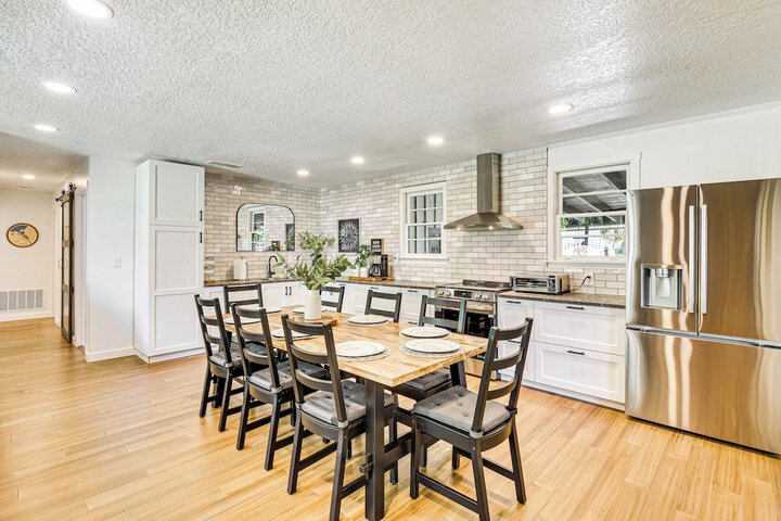 Charming Canalfront Retreat w / Double Boat Slip!