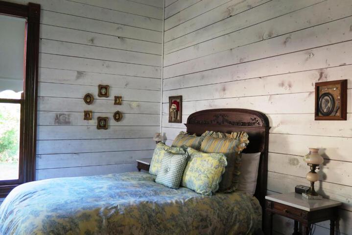 Yellow House B & B