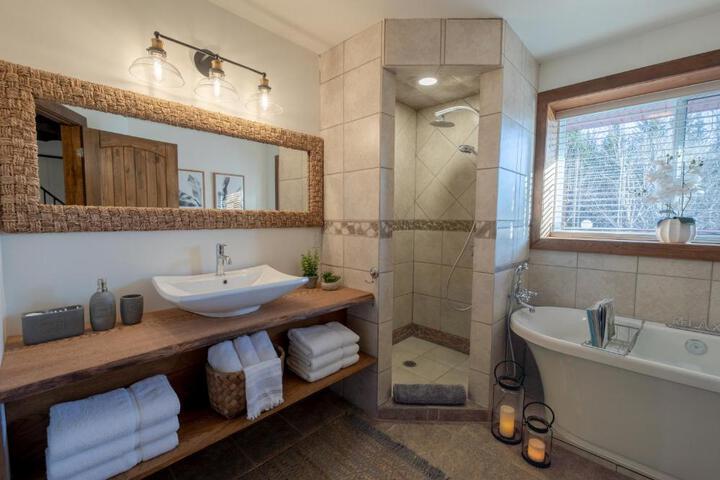 Breathtaking log house with HotTub - Winter paradise in Tremblant