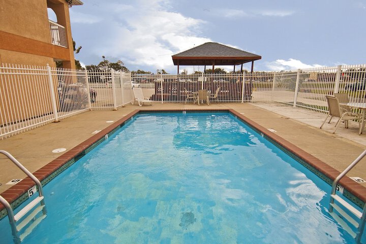 Pool 4 of 12