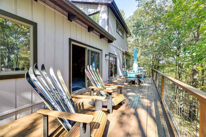 Gorgeous Bushkills Lodge w / Pool Access!