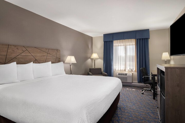 Baymont by Wyndham Waukesha