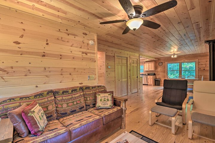 Secluded Cabin w / Deck 13 Miles to Downtown Murphy