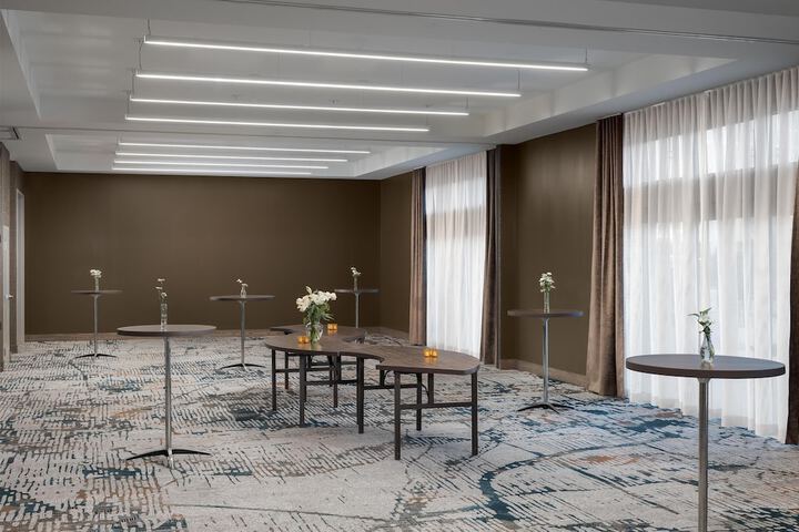 Hotel Avail Rogers Tapestry Collection by Hilton