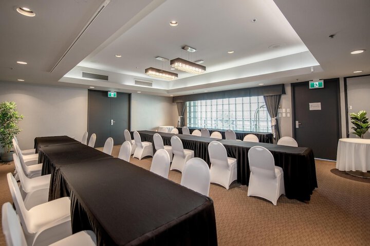 Coast Lonsdale Quay Hotel