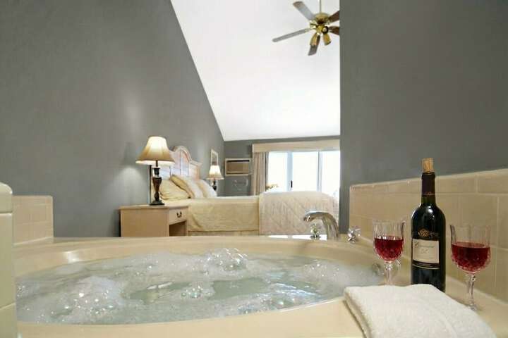 Pointes North Beachfront Hotel – 2 Person Spa Tub Studios
