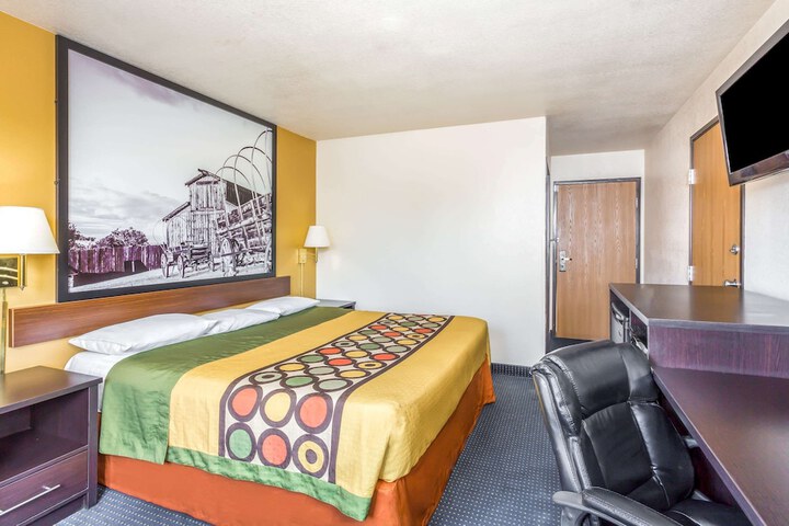 Room 10 of 16