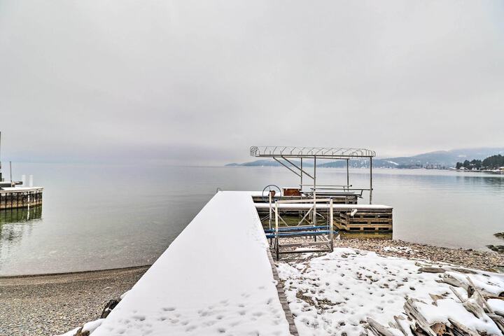 Peaceful Lakeside Retreat w / Deck & Amazing Views!