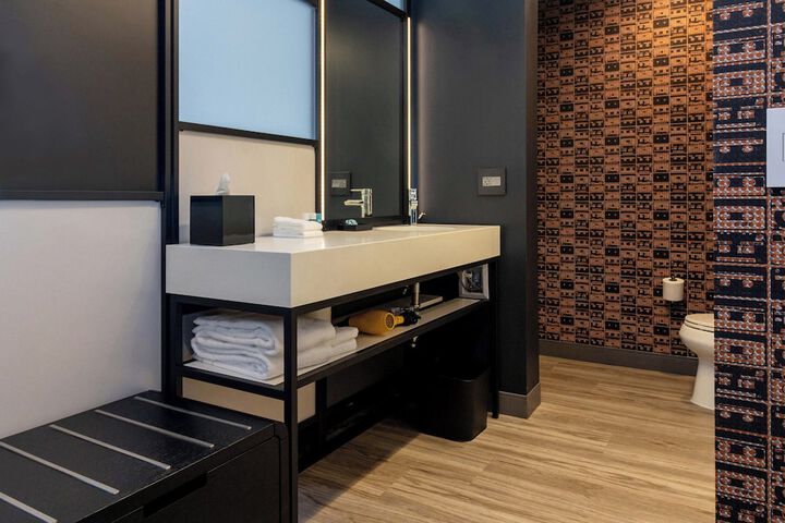 Room 15 of 33