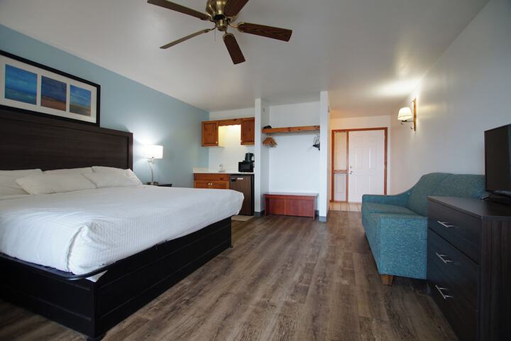 Snyders Shoreline Inn
