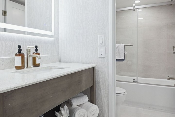 456 Embarcadero Inn & Suites