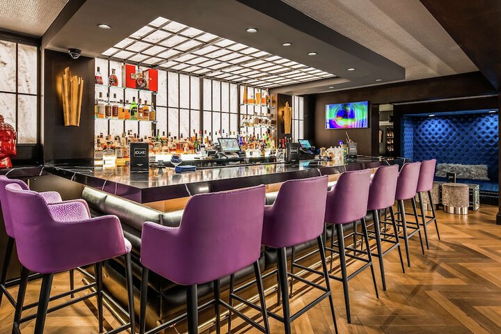 Lounge 93 of 101