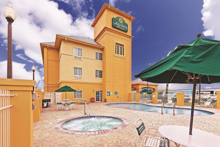 La Quinta Inn & Suites by Wyndham Corpus Christi Northwest