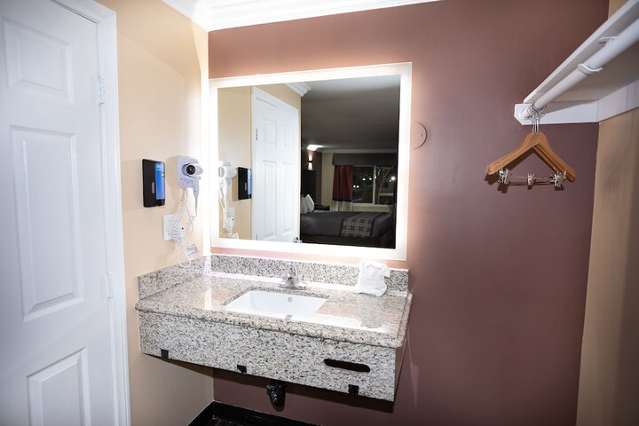 Rodeway Inn & Suites Bellflower