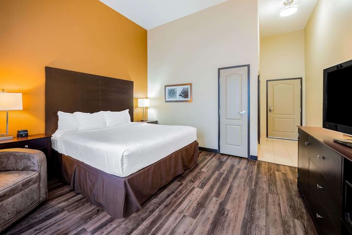 La Quinta Inn & Suites by Wyndham Marshall