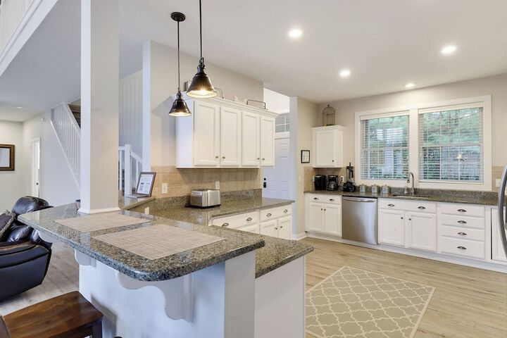 The Nest at Pinecrest by Avantstay Spacious Deck Game Room, Fire Pit