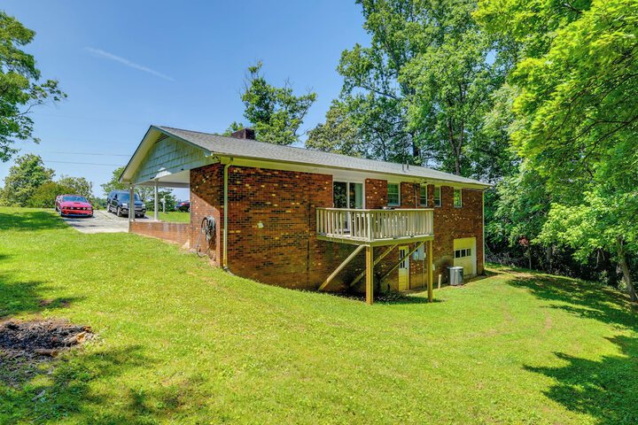 Charming Jonesville Home w / Grill - Near Wineries!