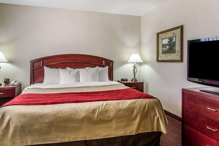 Quality Inn & Suites Fort Madison near Hwy 61