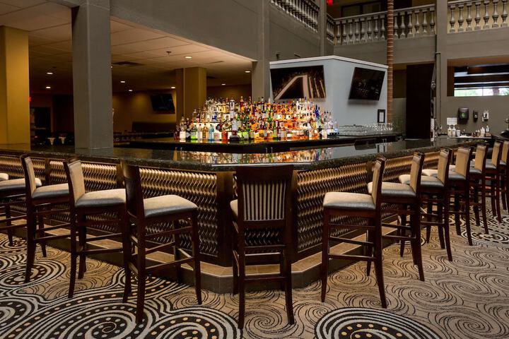 Lounge 34 of 44