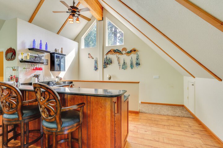 Pet-friendly California Cabin w / Beach Access
