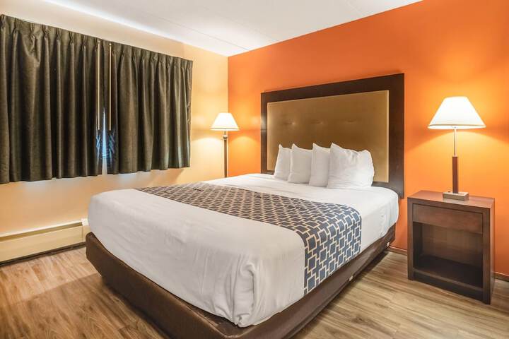 Econo Lodge Inn & Suites Windsor Locks Bradley Airport