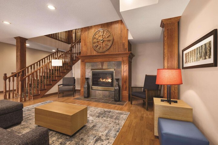 Country Inn & Suites by Radisson Forest Lake, MN