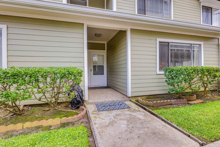 Beautiful Waterfront Condo on Lake Conroe w / Dock