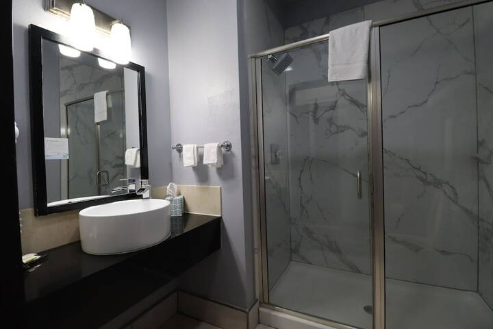 Days Inn & Suites by Wyndham Milwaukee