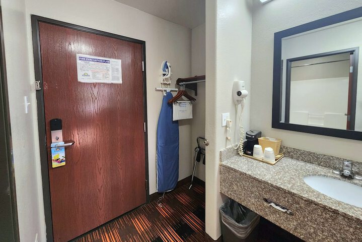 Room 25 of 42