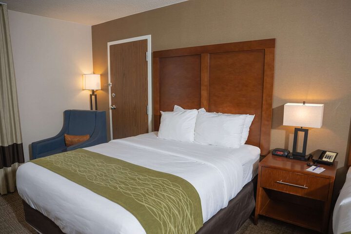 Comfort Inn & Suites Erie - Splash Lagoon Indoor Waterpark