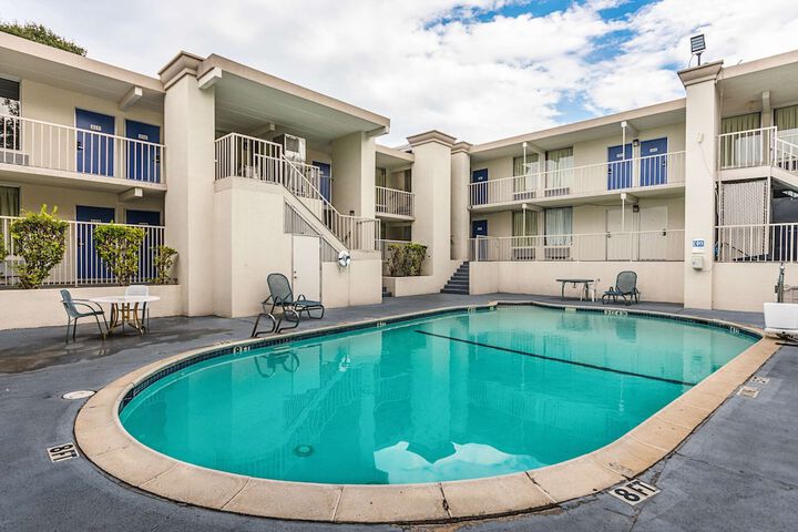 Motel 6 Cleveland TX