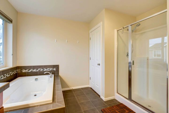 Spacious Kent Home Near Seatac Airport w / Patio