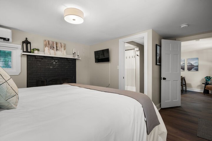 The Aurora Inn & Cottages