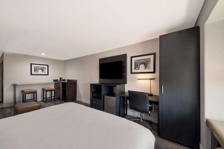 Room 10 of 33