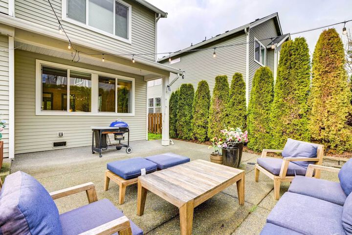 Spacious Kent Home Near Seatac Airport w / Patio