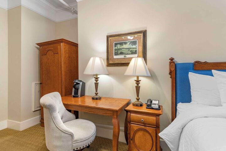 Room 17 of 32