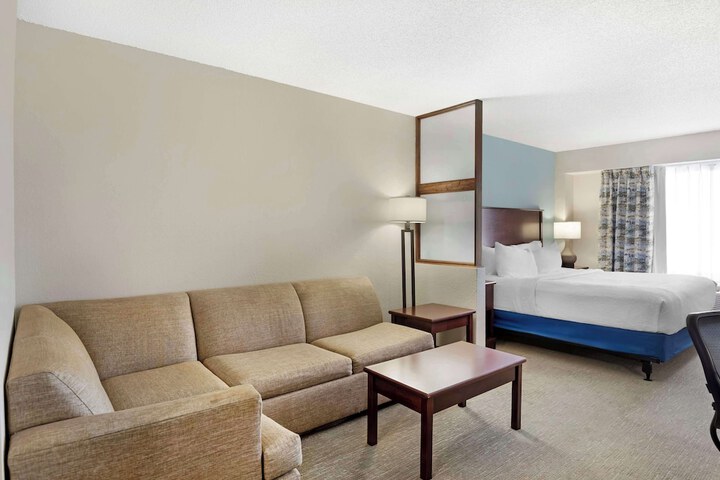 Best Western Plus Crossroads Inn & Suites