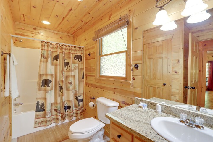 Private Ellijay Cabin w / Hot Tub & Amenities!
