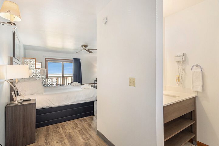 Snyders Shoreline Inn