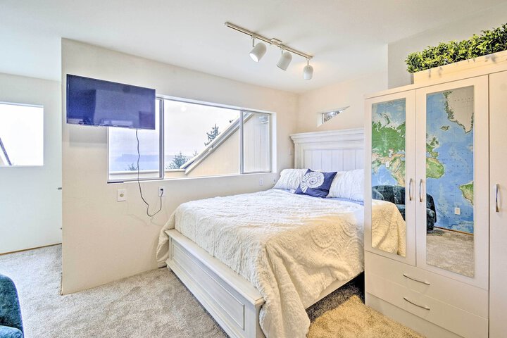 Unique Port Ludlow Home w / 3 Decks & Hot Tub!