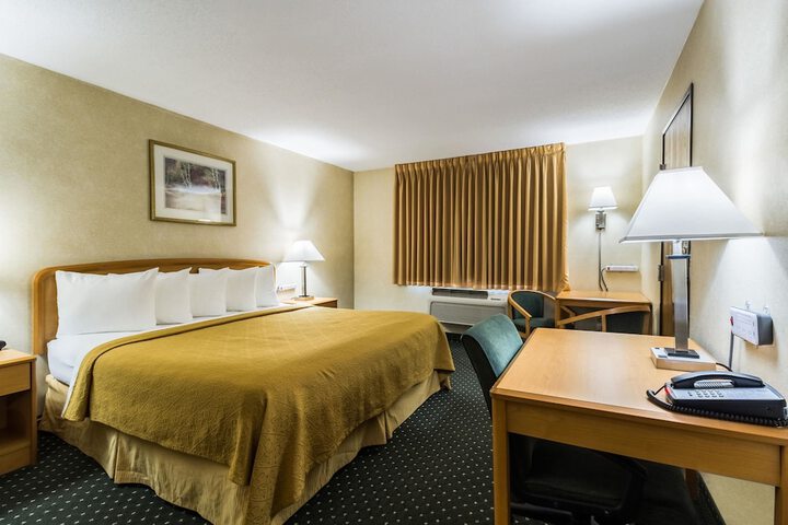 Room 27 of 76