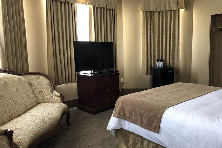 Room 28 of 49