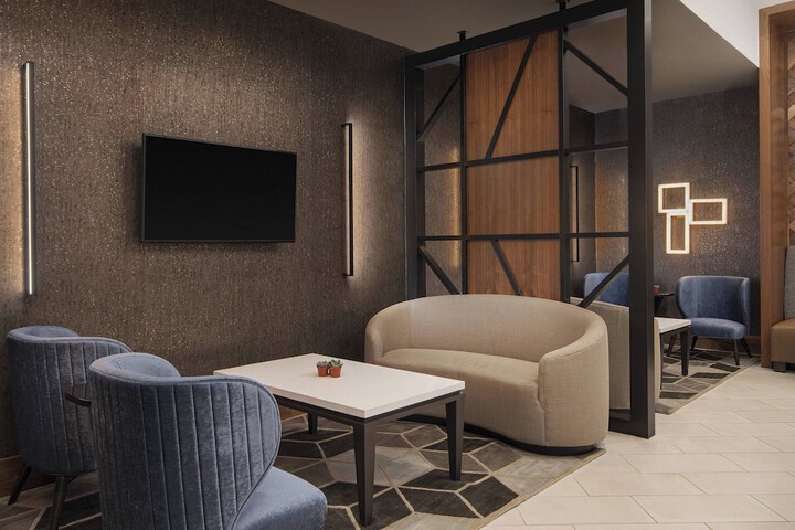 Lounge 35 of 45
