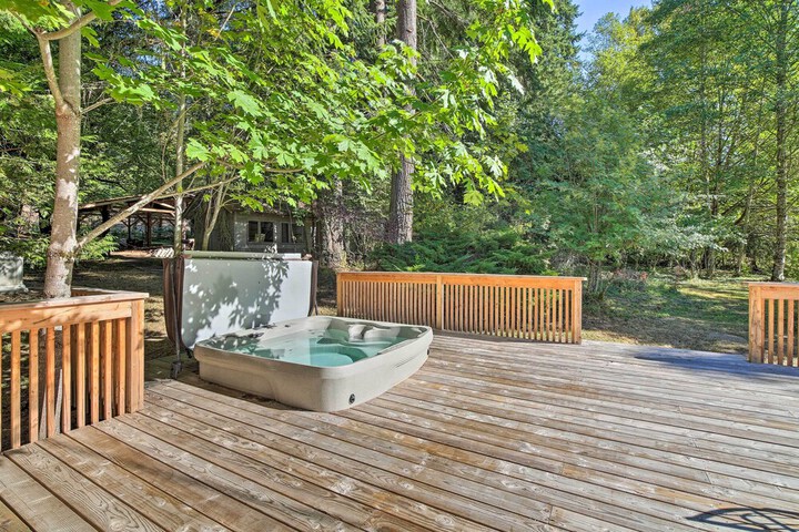 Cozy black Bear Retreat by Mount Rainier!