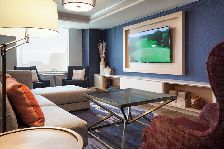 Lounge 76 of 86