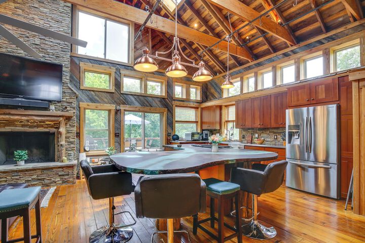 Serene Pacific Getaway: Deck Grill & Fire Pit!