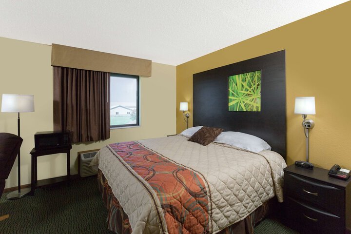 Room 6 of 15
