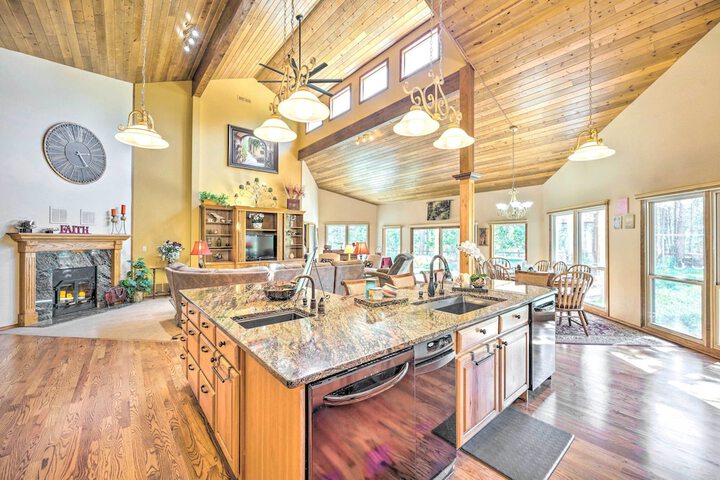 Serene Monument Sanctuary w / Patio & Fire Pit!